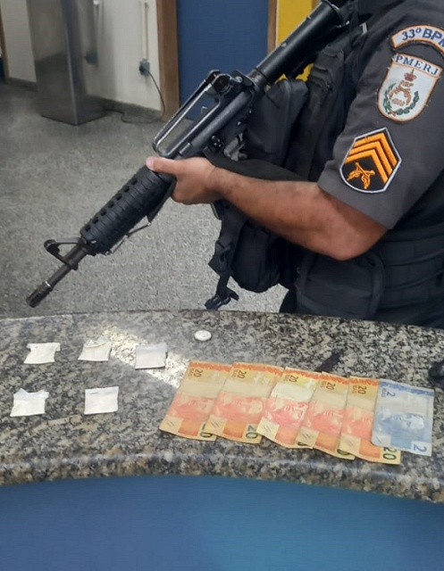 Polícia apreende dinheiro e papelotes com cocaína em Mangaratiba